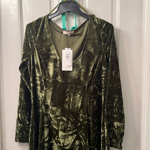 Little Lies Sweet Jane Olive Crushed Mini Dress seen on Taylor Swift UK14 - Picture 2 of 7